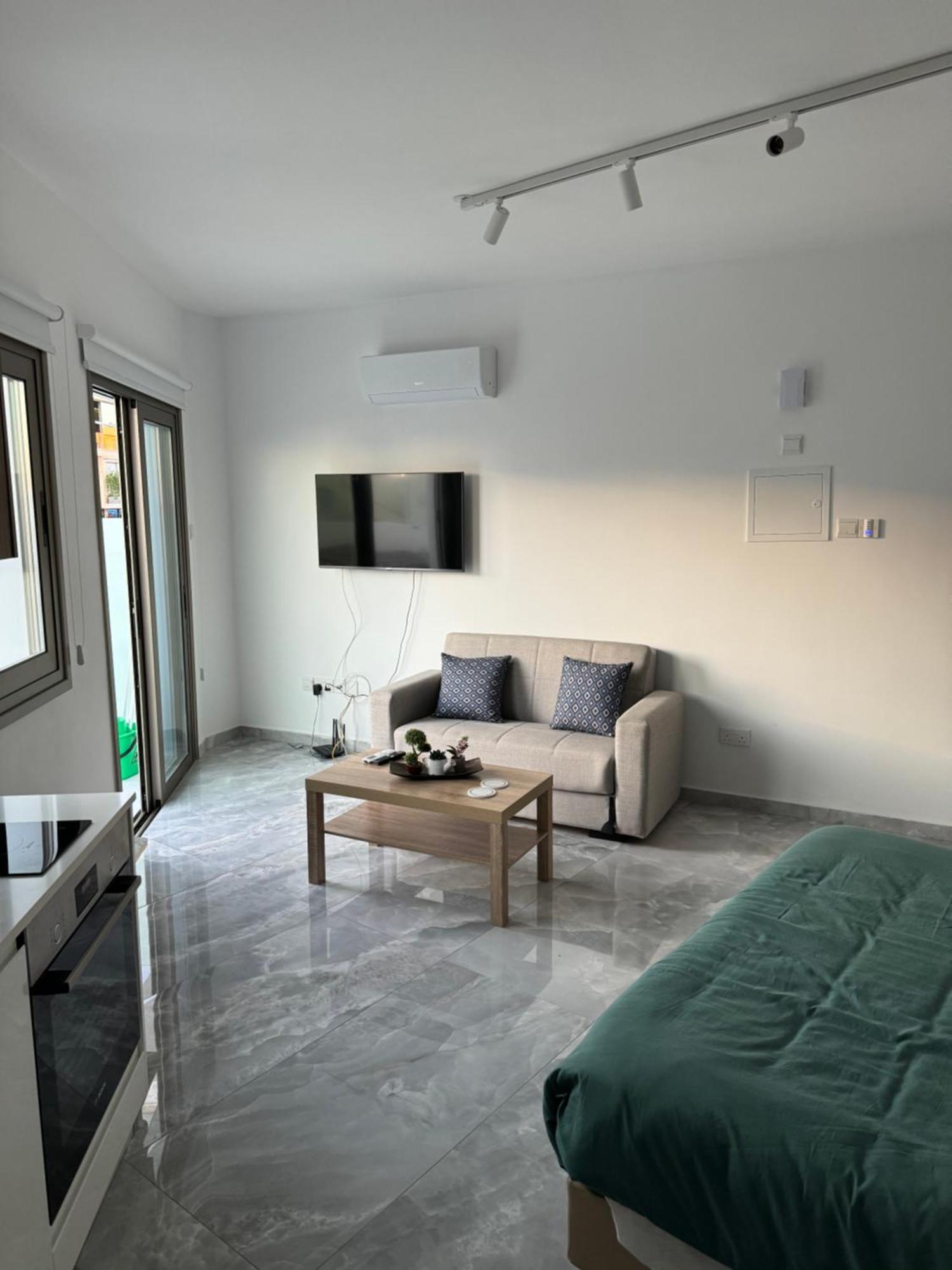 Beachside Light House Kato Paphos 82 Екстер'єр фото